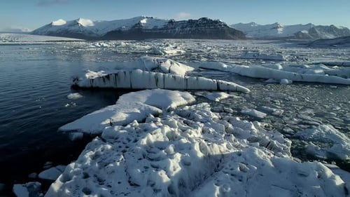 Voler au-dessus des icebergs flottants. Glace de Glacier Crystal Shining. Réchauffement climatique de Ice Lagoon