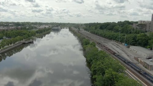 Güterzug spiegelt Fox River wider