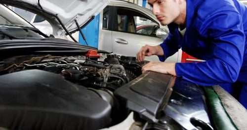 Mecánico que da servicio al motor de un automóvil