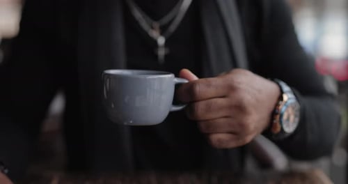 Afroamerikaner trinkt Tee sitzend in einem Café Zeitlupe