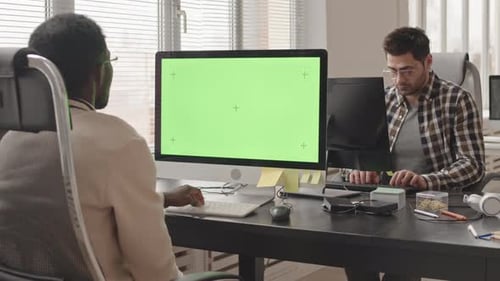 Softwareentwickler, die im Büro arbeiten