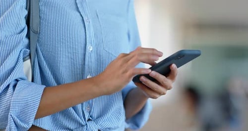 Frau benutzt Smartphone auf der Straße