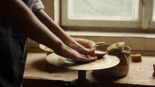 Fille non reconnue apprenant l'artisanat en poterie