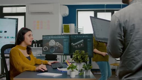 Mujer arquitecta ingeniera quitándose los auriculares hablando con el gerente de proyectos