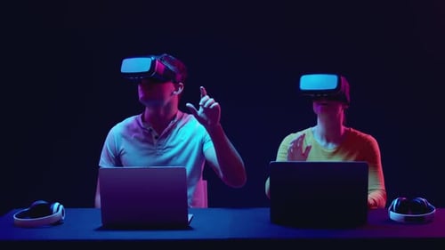 Mann und Frau tragen VR-Headsets