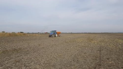Tractor introduit des engrais minéraux