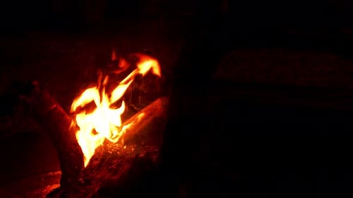 Fogo queimando em fundo preto 3