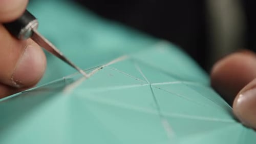 Nahaufnahme: männlicher Handwerker, Bildhauerarbeiten, in der Werkstatt