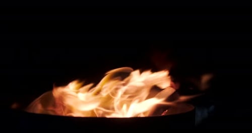 Flammen des Feuers in Zeitlupe auf dunklem Hintergrund