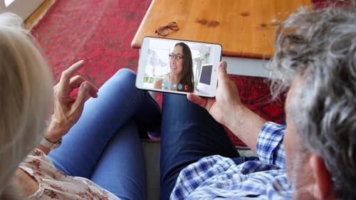 Pareja hablando por videoconferencia en un teléfono inteligente