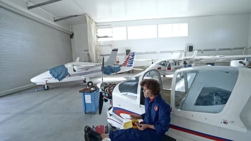 Ingeniera aeronáutica almorzando en Hangar