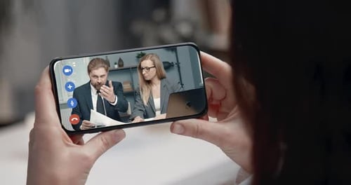 Socios comerciales que tienen una reunión de trabajo Vídeo el chat