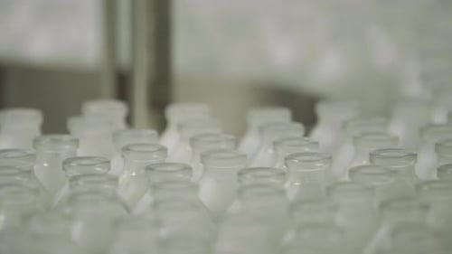Flacons en verre sur une ligne de convoyage de solutions médicales Gros plan