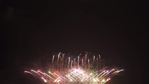 Internationales Feuerwerksfestival in der Nacht. Vielzahl bunter Feuerwerke in den Ferien