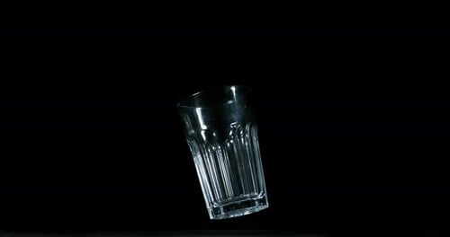 Fallendes Glas und Sprünge auf schwarzem Hintergrund, Zeitlupe 4K
