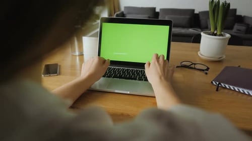 Using Laptop Computer With Green Screen