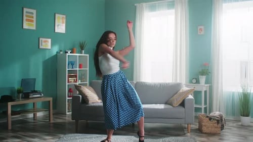 Mujer talentosa baila en casa