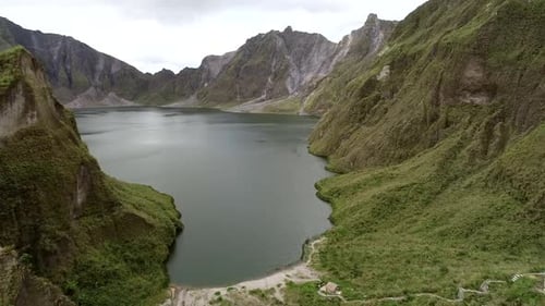 Vue aérienne du lac volcanique Pinatubo et des montagnes, Porac, Philippines.