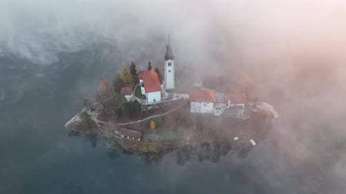 Bleder See an einem nebligen Herbstmorgen