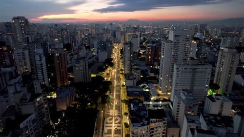 Paisagem aérea de time lapse do centro de São Paulo, Brasil. Tráfego na famosa avenida