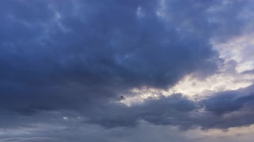 Zeitraffer mit Dramatisch Sonnenuntergang am dunklen bewölkten Himmel