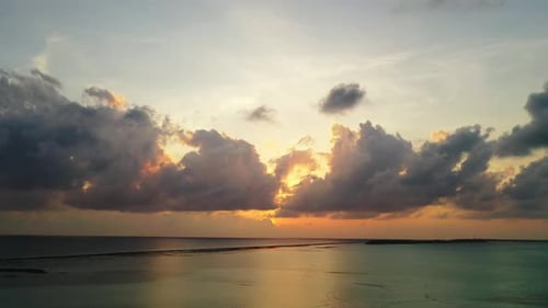 Weitwinkel-Kopie-Weltraumaufnahme eines weißen Sandparadiesstrandes und blauen Meerhintergrunds am besten