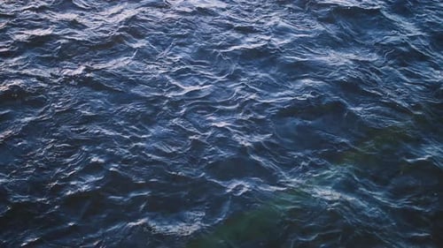 Schneller Wasserstrom-Hintergrund bei Sonnenuntergang Blaue Wellen fließen