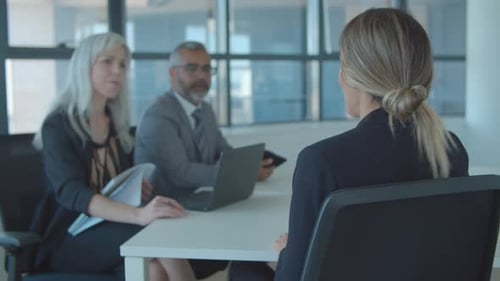 Treffen weiblicher Kandidaten und Gespräch mit dem Arbeitgeber
