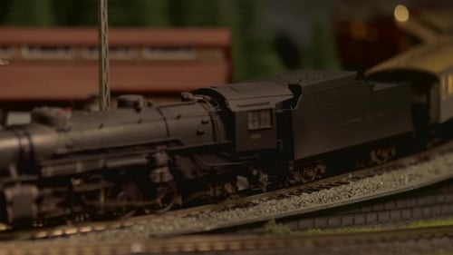Modelo em miniatura de trem vintage com vagões.