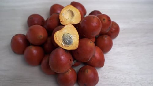 Gros plan : Tas de fruits de Chontaduro avec noyau à l'intérieur - Fruit au goût de patate douce crue.