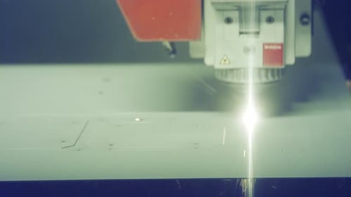 Laserschneidmaschine, die ein großes Blech schneidet