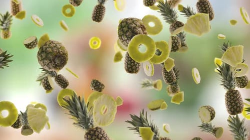 Ananas mit Scheiben, die auf Gartenhintergrund fallen