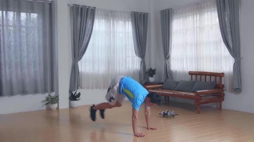 Jeune homme faisant des exercices de Jack Burpee à la maison