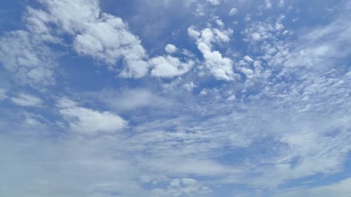 Zeitraffer einer weißen Wolke, die sich um den Himmelshintergrund bewegt