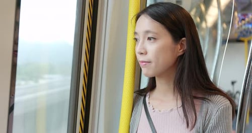 Femme regardant un téléphone portable à l'intérieur du compartiment du train