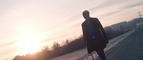 Un homme méchant sur un terrain