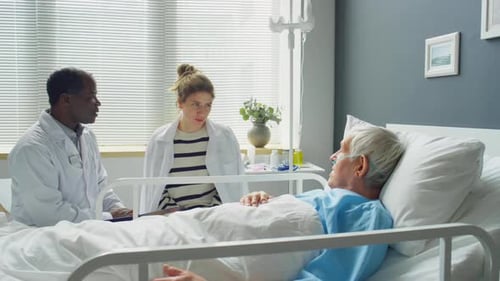 Médico y mujer visitando a paciente de edad avanzada en el hospital