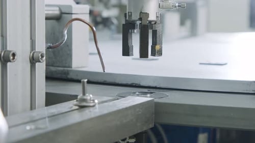 Machines robotisées avancées fabriquant des pièces sur une chaîne de montage automatisée