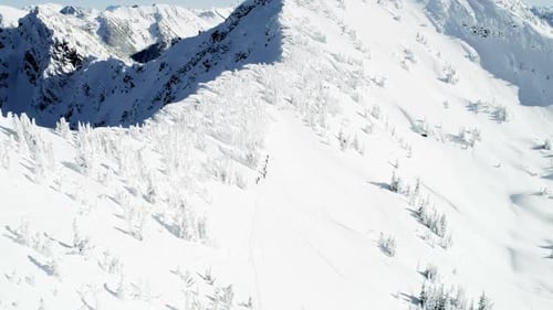 Skieurs marchant sur une montagne enneigée 4k