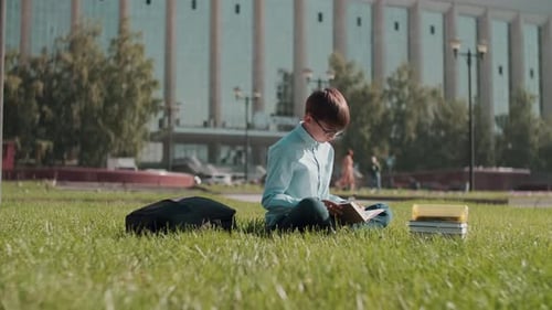 Online-Bildung, Schulanfang, Glücklicher Schuljunge, Lektionen lernen.