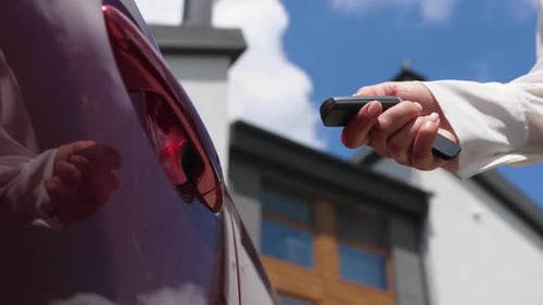 Weibliche Autotür mit Handentriegelung, mit Schlüsselanhänger