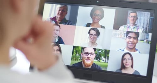 Conferência on-line de colegas por meio de um laptop. Chat de webinar educacional