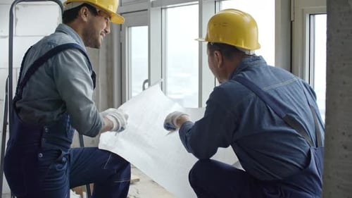 Bauingenieur und Baumeister diskutieren über Arbeit