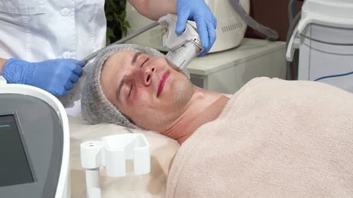 Hübscher Mann bekommt Verjüngungsverfahren in der Kosmetologie-Klinik