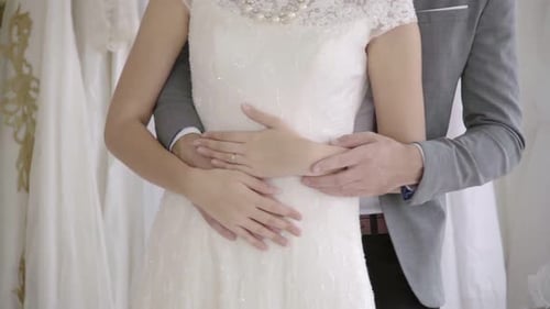 Glückliche Braut und Bräutigam im Hochzeitskleid bereiten sich auf die Hochzeit in der Hochzeitszeremonie vor