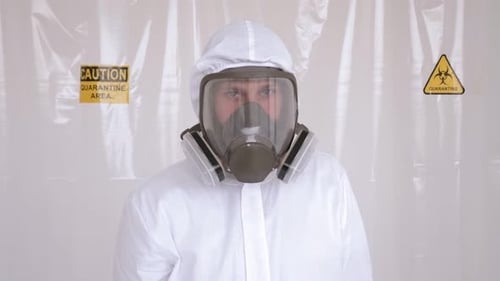 Arzt im Schutzanzug hebt die Hände, um COVID-19 zu stoppen
