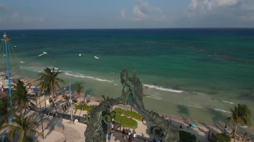 Drone survolant le portail, sculpture maya et révélant la plage de sable de la mer des Caraïbes