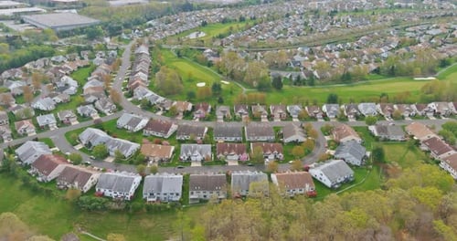 Luftaufnahme, Stadtlandschaft auf einer amerikanischen Kleinstadt, einem Schlafbereich, Hausdächern