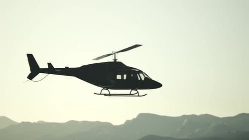 Extrem Zeitlupe fliegender Hubschrauber und Himmel bei Sonnenuntergang