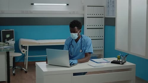 Retrato de hombre con profesión de enfermera vistiendo uniforme